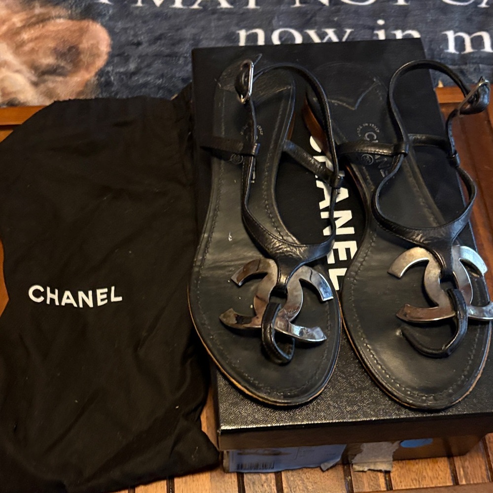 CHANEL Black Leather CC Logo Thong Sandals